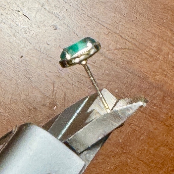 ONE Kendra Scott Grayson Gold Stone Stud Earring in Aqua Illusion Teal. - Picture 3 of 3